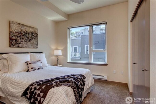 Building Photo - 2bd/1.75ba Kirkland Condo