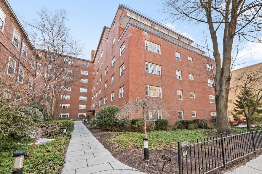 Building Photo - 131 Sewall Ave