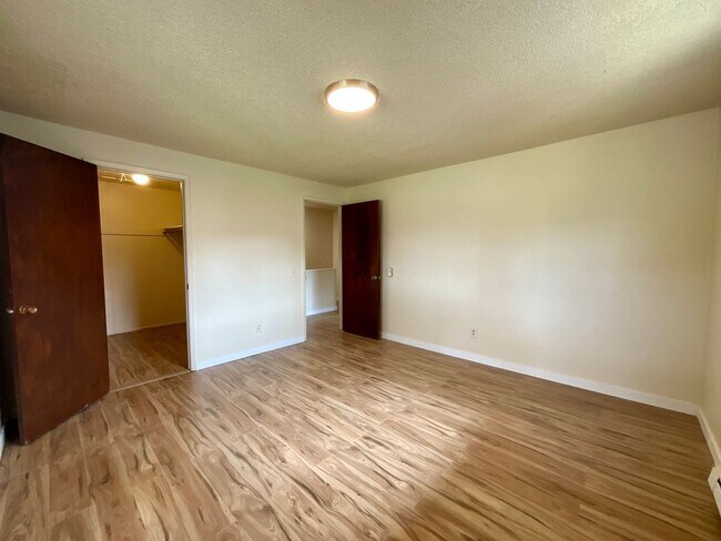 Building Photo - Updated 2BR Apartment | No Shared Walls | ...