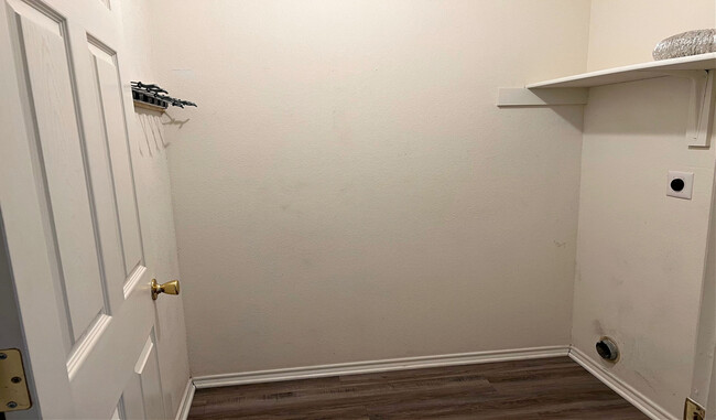 Building Photo - 4400 Lloyd Dr