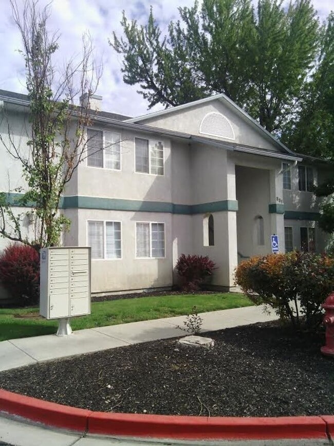 Building Photo - 313 S Meridian Rd