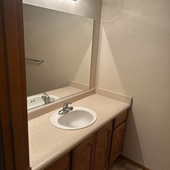 Building Photo - 228 SW Westholm Ave