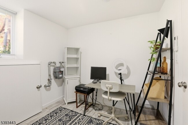 Building Photo - 214 S Valley Rd