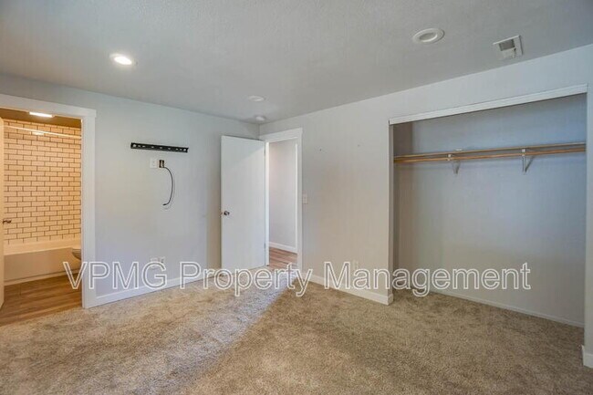 Building Photo - 3513 NE 135th Ave
