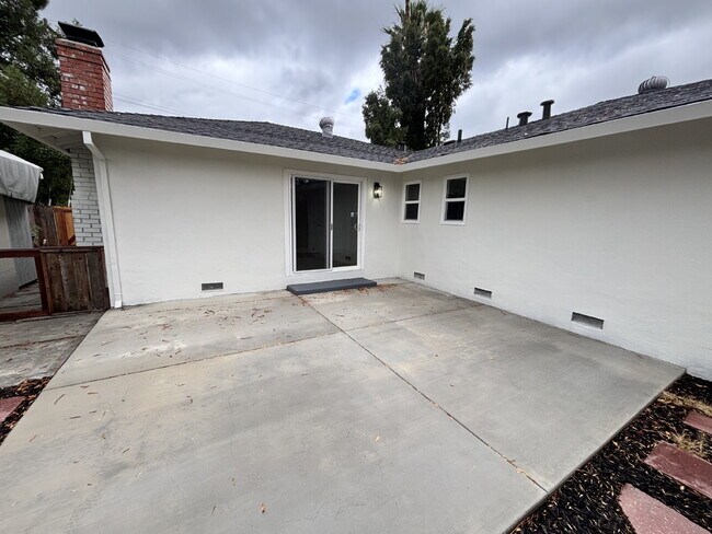 Building Photo - 946 Notre Dame Ave