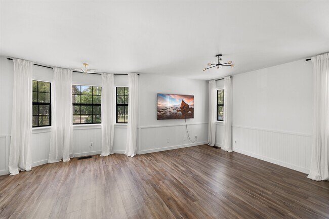 Building Photo - 6811 Mockingbird Rd