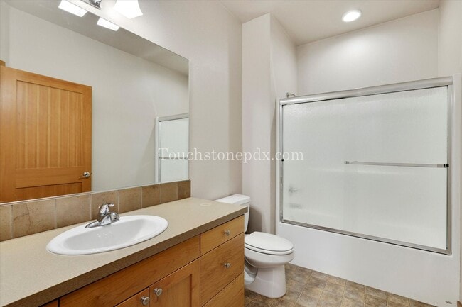 Building Photo - Radiant 3-bedroom Home in Downtown Canby