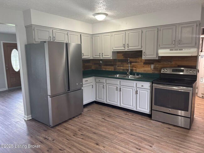 Building Photo - 9705 Turnpike View Dr