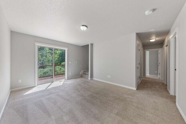 Building Photo - Spacious 4 bedroom home in Dayton