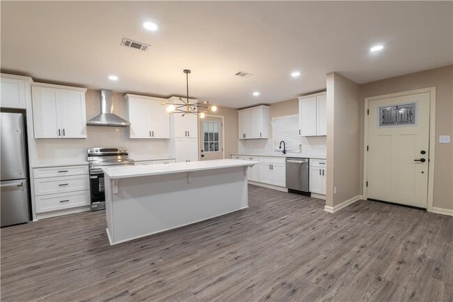 Building Photo - 2431 Crestview Ave