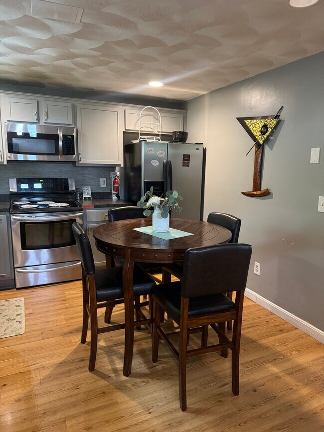Building Photo - Spacious 2-Bedroom, 1.5-Bath Main-Floor Home in Providence