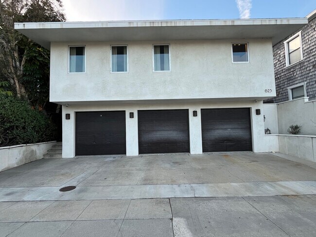 Exterior, Unit is on 2nd floor above garages - 625 S Catalina Ave
