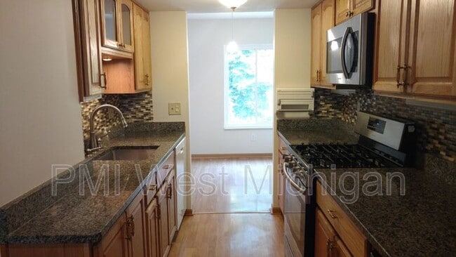 Building Photo - 6433 Wainscot Dr SE