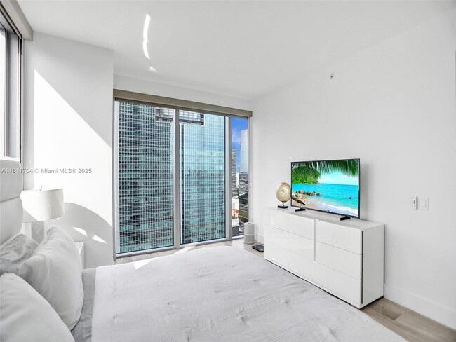 Building Photo - 1300 Brickell Bay Dr