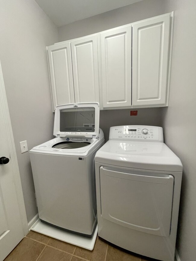 Building Photo - Spectacular 4 Bed 3.5 Bath Townhouse In Br...