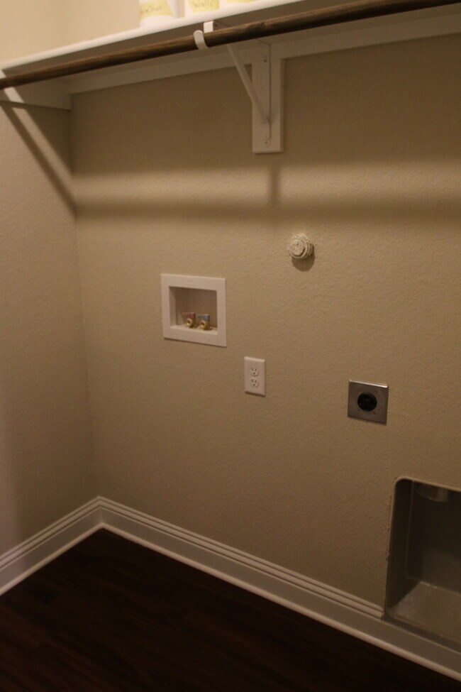 Building Photo - Move In Ready | 3BR/2BA West Fort Worth Home Near I-30, Camp Bowie & Lockheed Martin — Pets Welcome