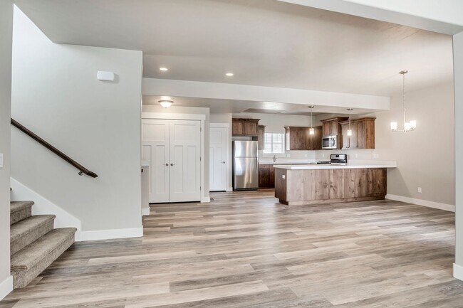 Building Photo - Gorgeous 3 Bed Townhome - Provo's Southeast Bench
