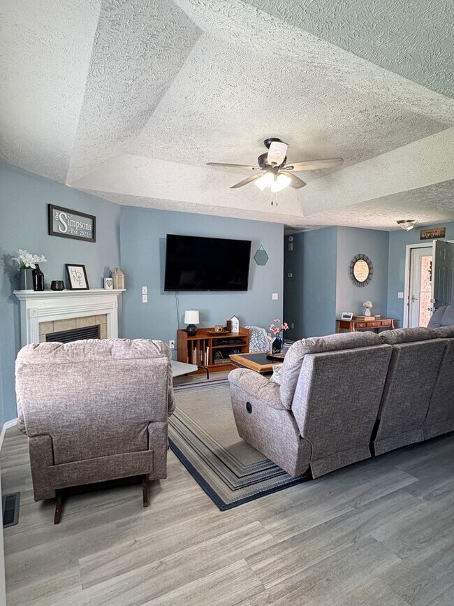 Building Photo - Pre-Leasing Now - Charming 3 Bed / 2 Bath ...
