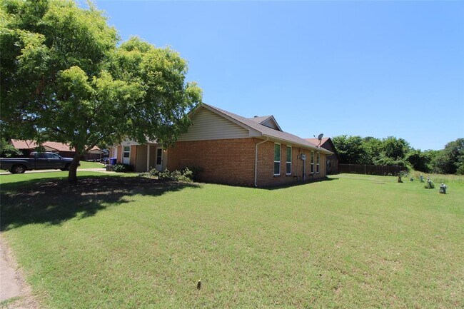 Building Photo - 211 Skylark Ct