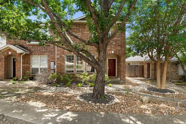 Building Photo - Stylish Townhome Living in Oak Creek