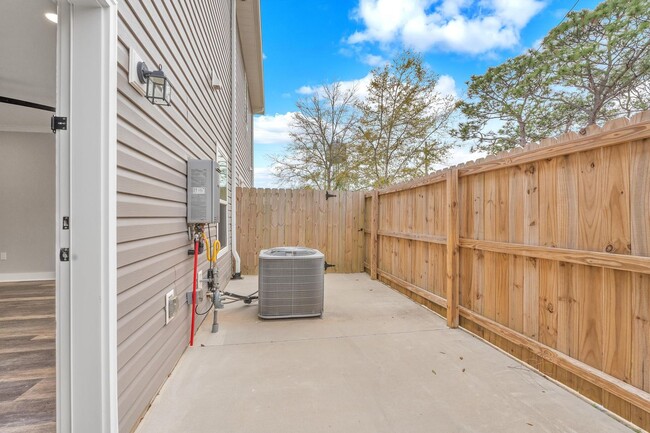 Building Photo - Almost NEW Modern Townhome!!