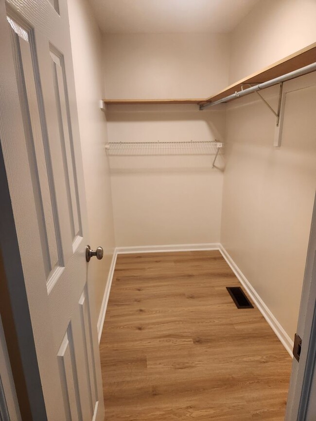 Building Photo - For Rent – Beautiful 3-Bedroom Split-Level...
