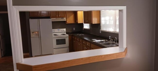 Building Photo - 25 E Belvue Rd