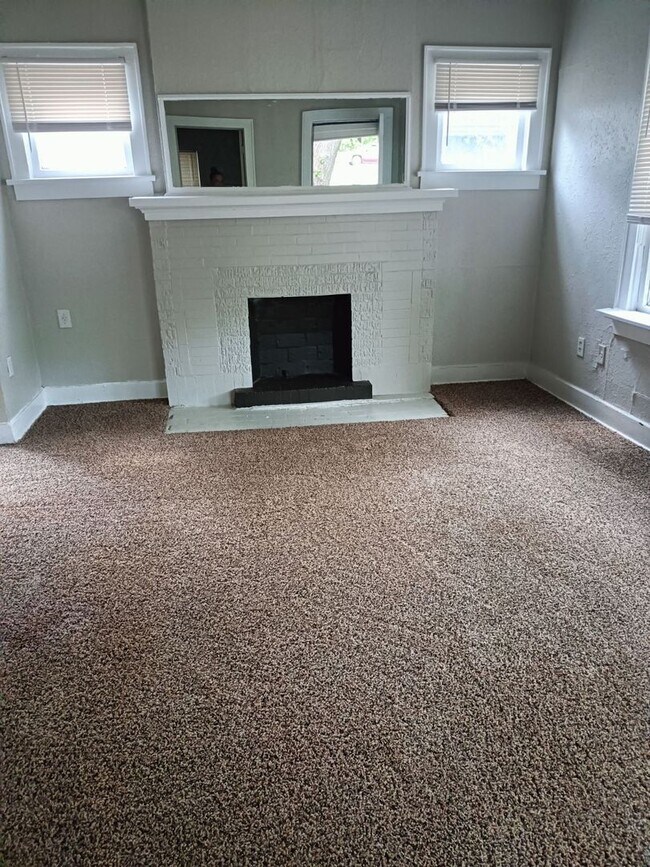Building Photo - Beautiful 3 Bed / 1 Bath Home with Large Yard!