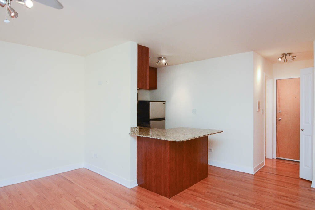 Building Photo - 630 W Wrightwood Ave