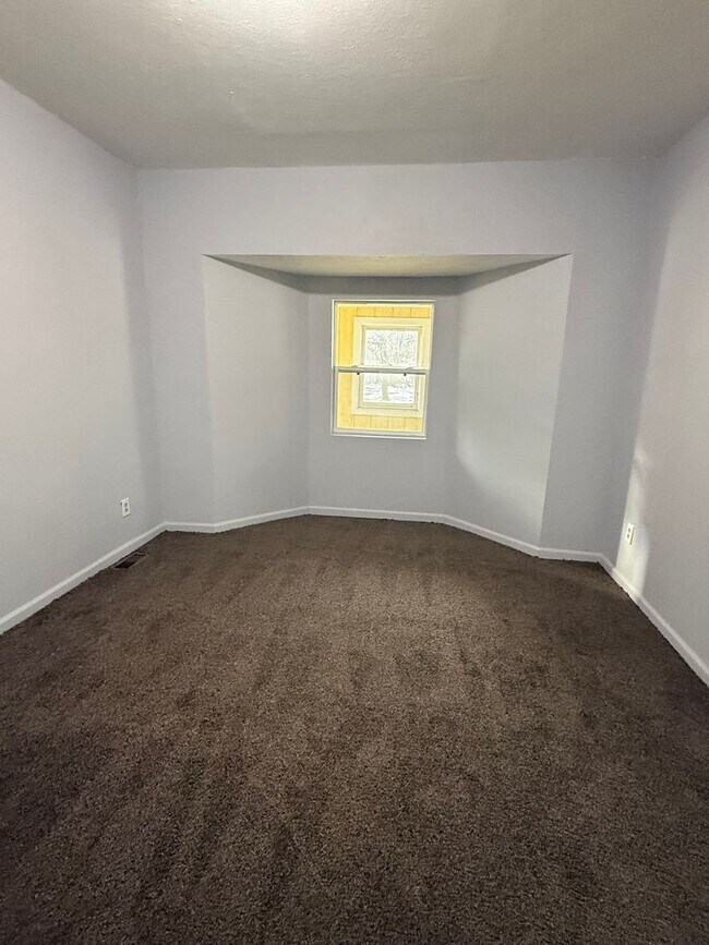 Building Photo - Cleveland East Side Single