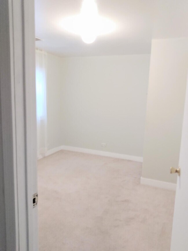 Building Photo - 10850 Parkside Ave