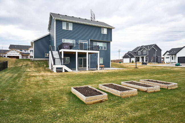 Building Photo - Spacious 4-Bedroom Gem with Modern Comforts and Finished Basement in Vadnais Heights!