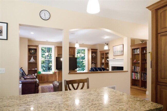 Building Photo - 37 Seabury Dr