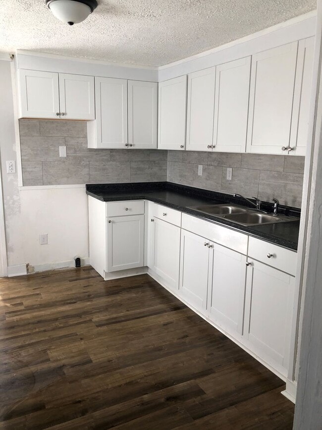 Building Photo - 2 Bedroom House off Memorial Avenue
