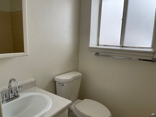 Building Photo - 3 bed 2 bath home on HUGE LOT!