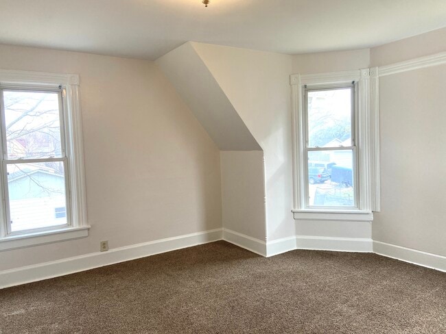 Building Photo - 638 Leonard Ave