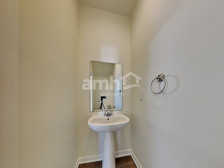 Building Photo - 8312 Ainsworth St