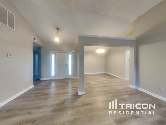 Building Photo - 5093 River Overlook Way