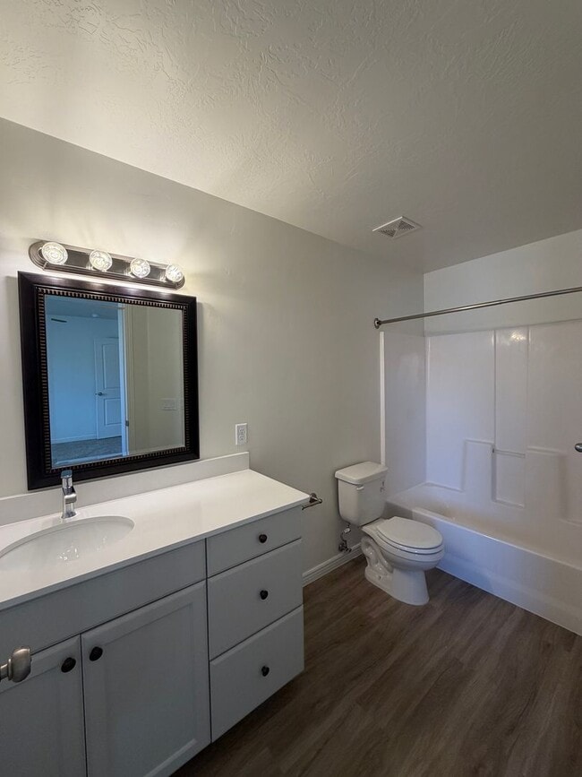 Building Photo - Remodeled 3 Bed / 2.5 Bath Townhome in Great Location