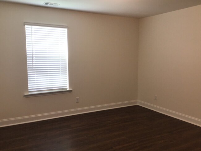 Building Photo - 210 Parkside Boulevard