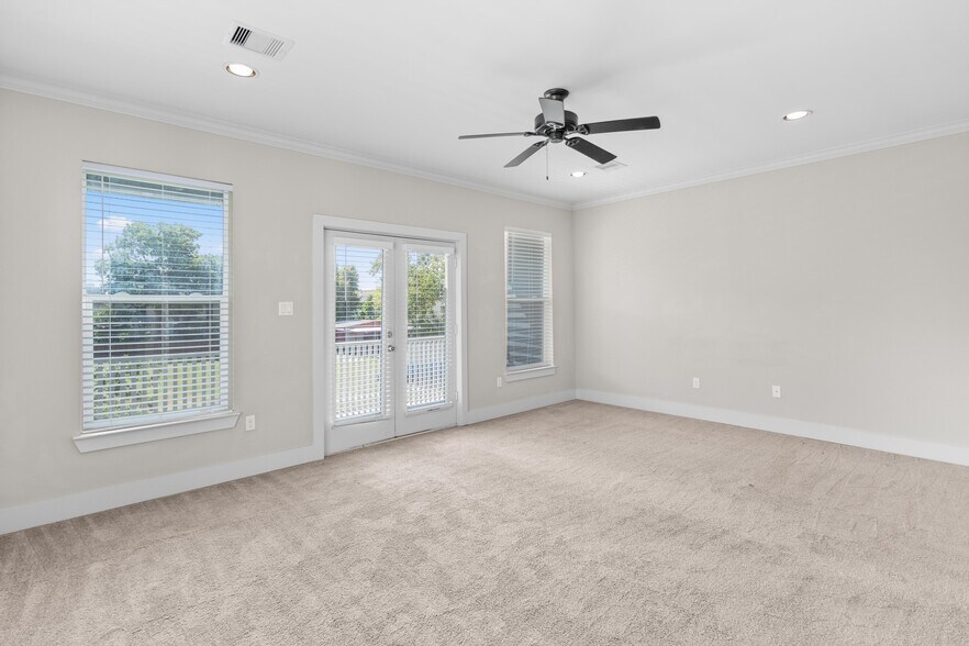 Very large master bedroom, private balcony, large bathroom and closet - 1221 W 23rd St