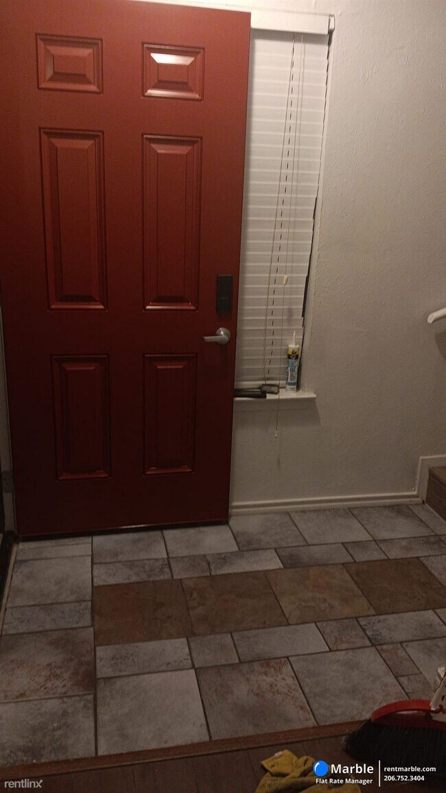 Building Photo - 4 br, 2.5 bath Townhome - 2207 Montclair Dr
