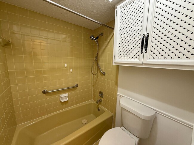 Building Photo - 2 bed 2 bath Duplex in with Large Living Room.