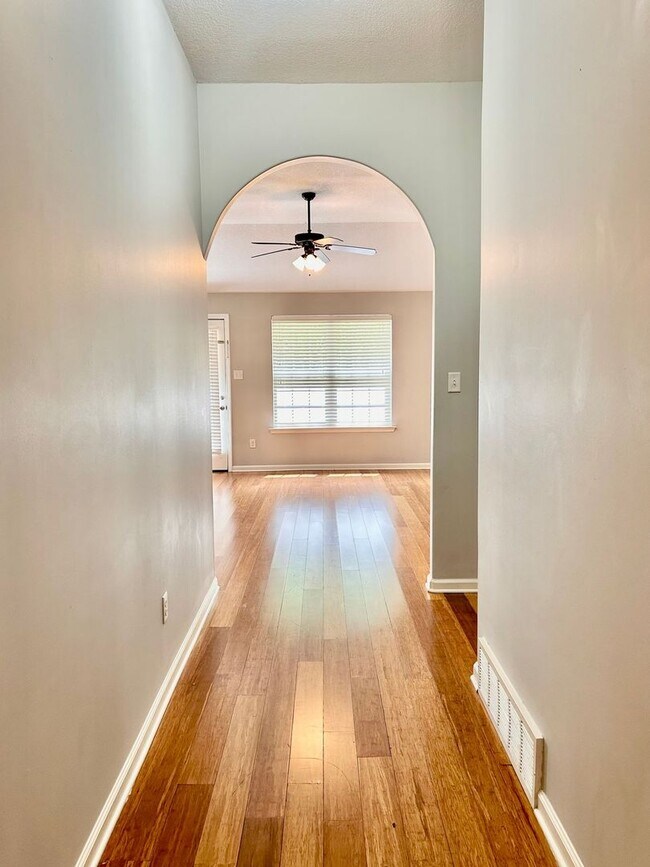 Building Photo - Charming newly renovated Home in Cordova, TN