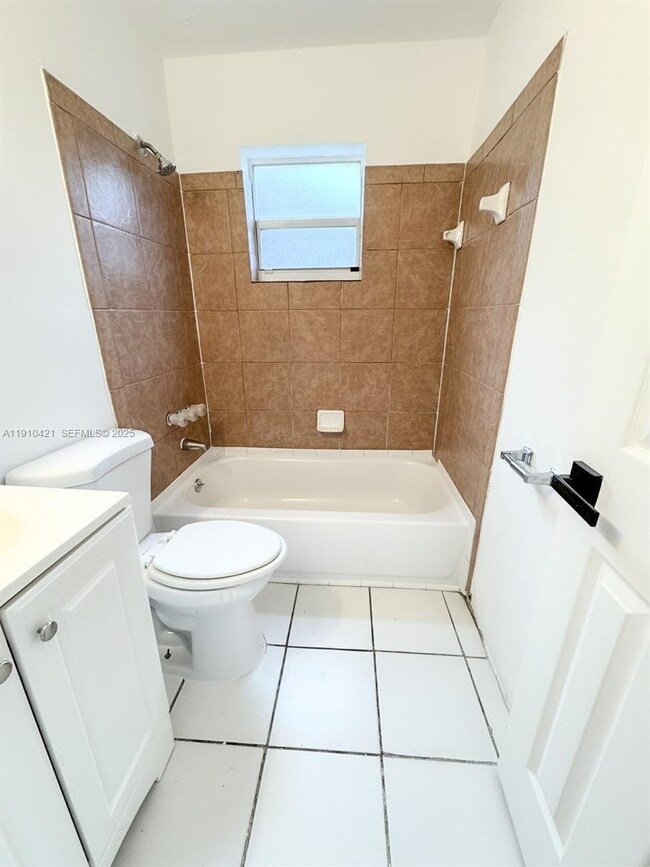 Building Photo - 2840 NW 15th Ct