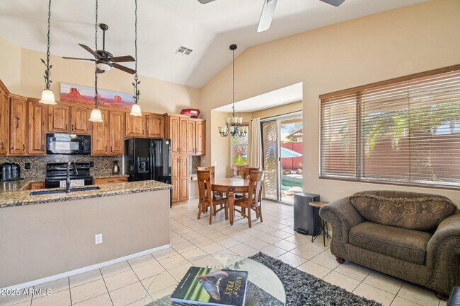 Building Photo - 2633 E Calle Del Norte Dr