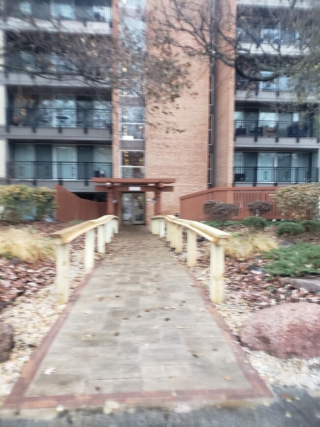 Building Photo - 6000 Oakwood Dr