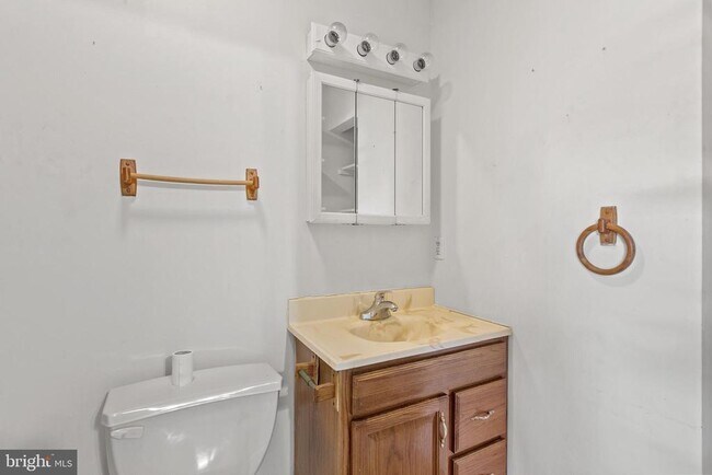 Building Photo - 16197 Thomas Rd