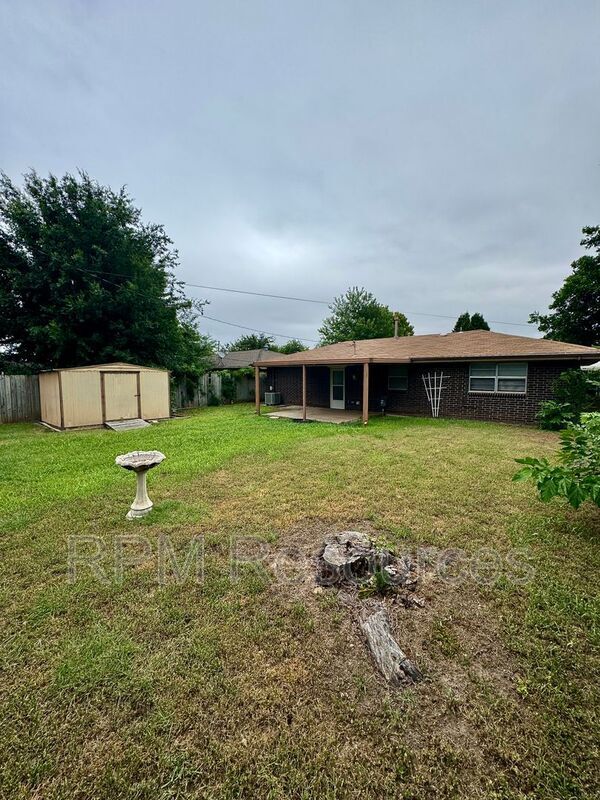 Building Photo - 7625 S Sherwood Ave