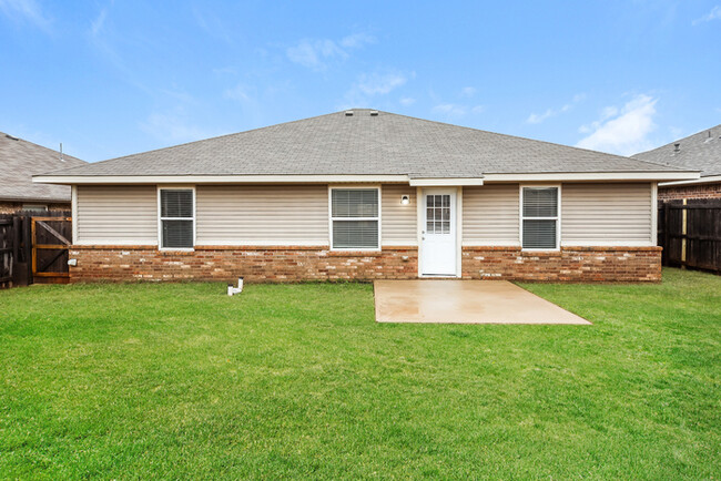 Building Photo - Check out this Beautiful home